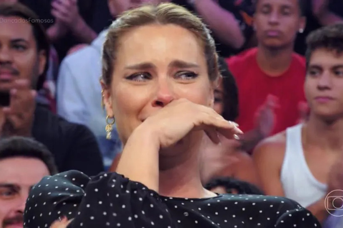 Carolina Dieckmann cai no choro ao receber homenagem