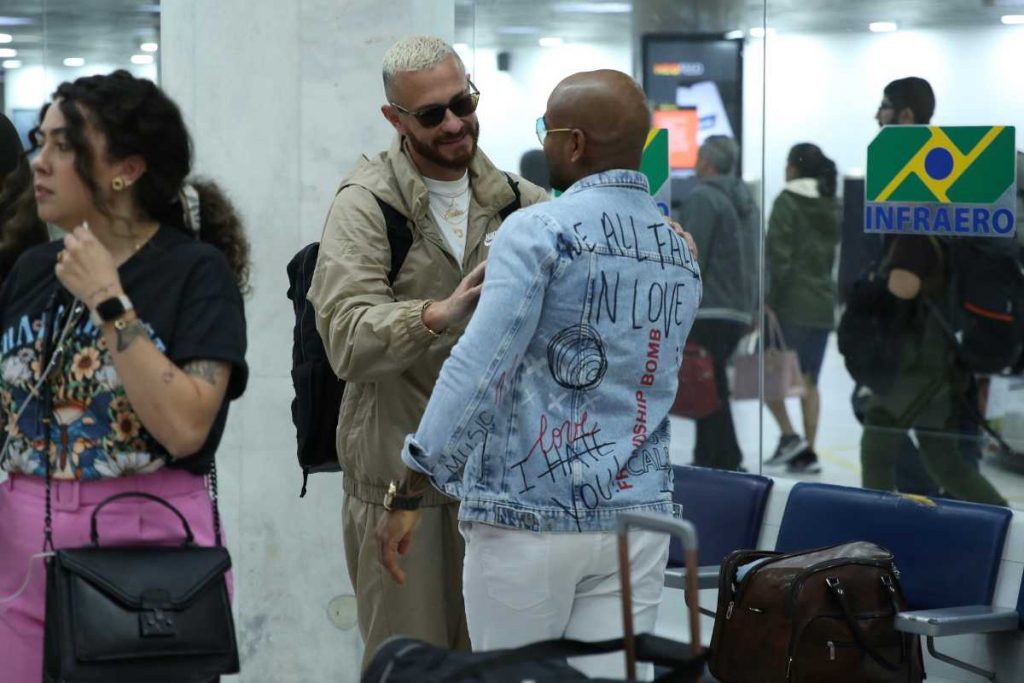 Cezar Black e Fred se reencontrando no aeroporto