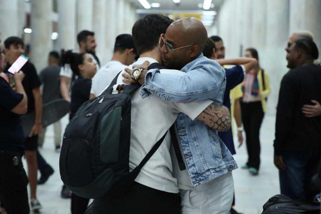 Cezar Black e Gabriel Fop se reencontrando no aeroporto