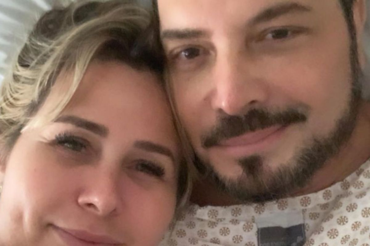 Andréa Sorvetão e Conrado na cama do hospital, após cirurgia do cantor