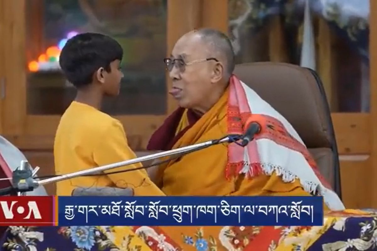 dalai lama pedindo par criança chupar sua língua