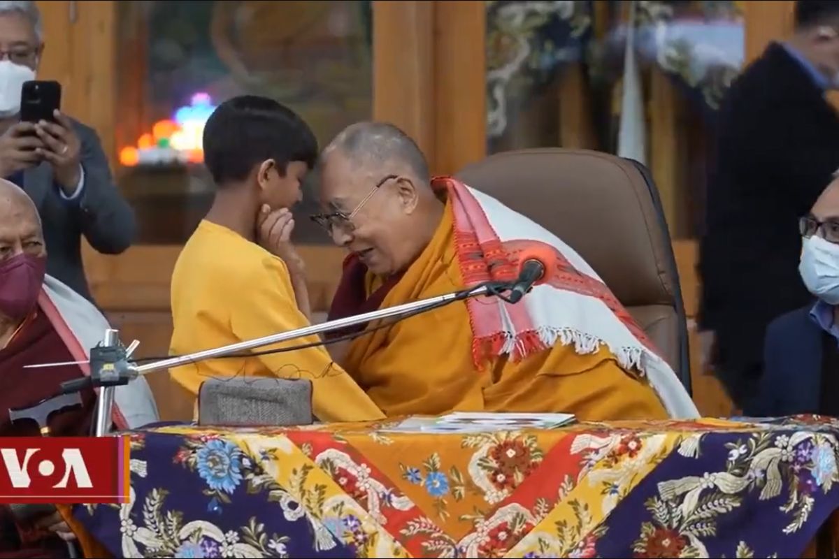 dalai lama com criança