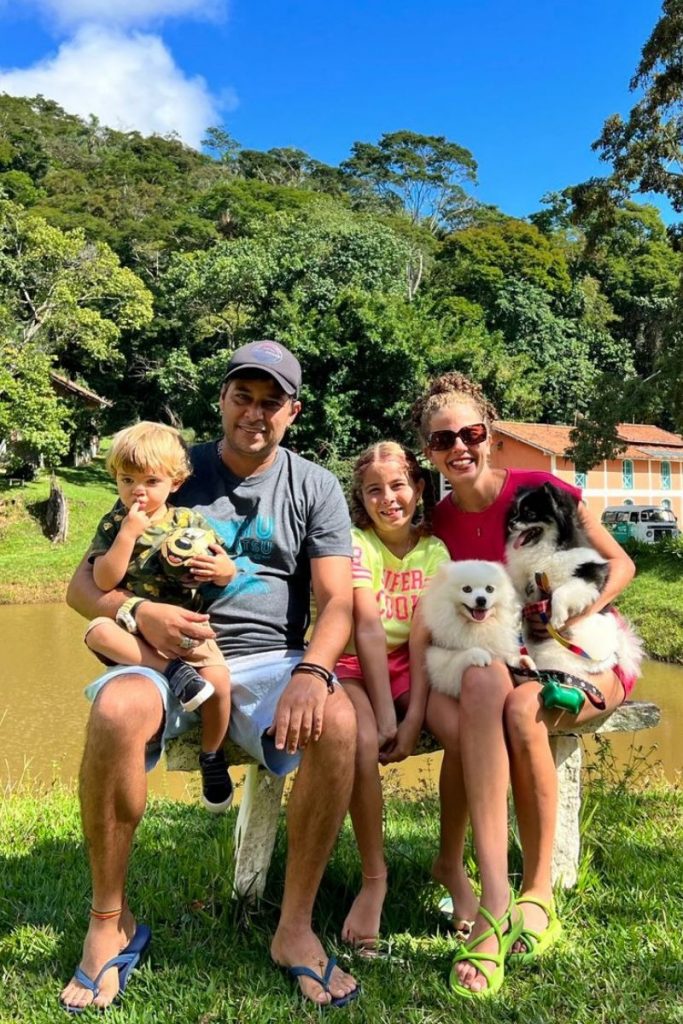 Debby Lagranha com o maridos e os filhos