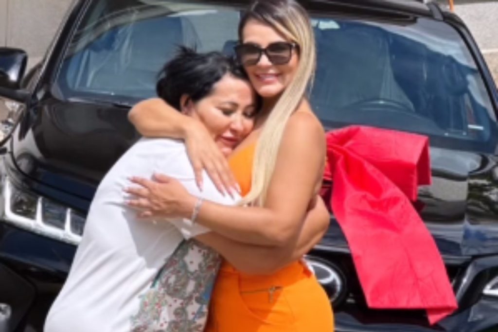 deolane e solange bezerra se abraçando