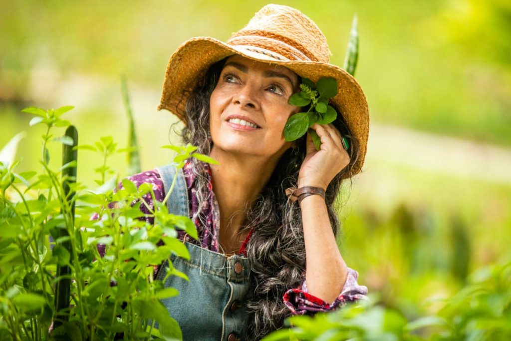 Dora (Cláudia Ohana) em meio à natureza em Vai na Fé