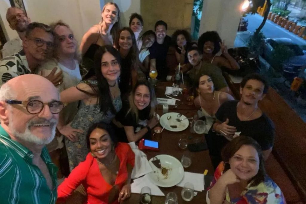 Elenco de Travessia reunido após gravação