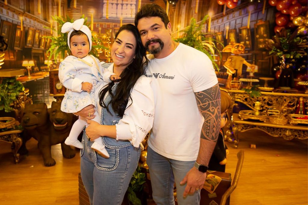 Fabíola Gadelha com a filha Yarin, de um ano, e o marido Bruno Amaral