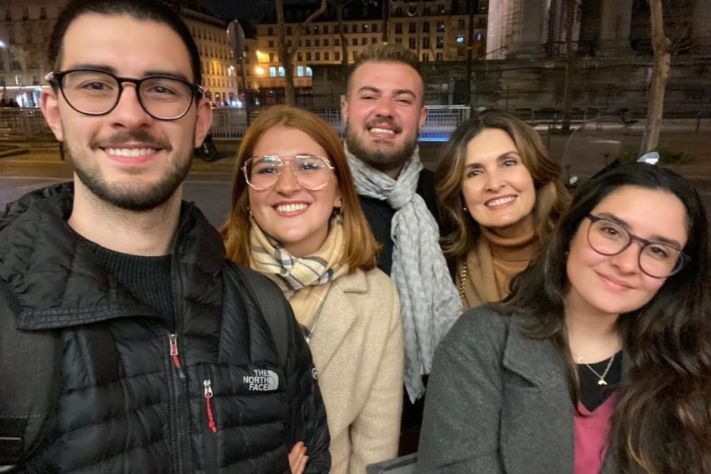 fátima bernardes posando com os filhos em paris