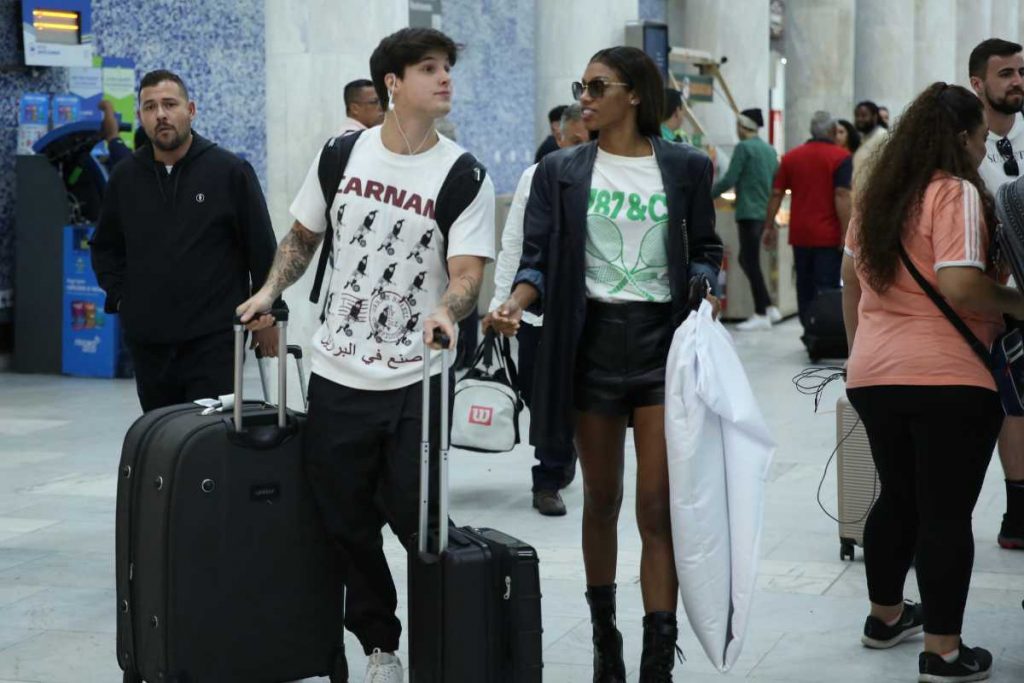 Gabriel Fop e Tina desembarcando no aeroporto