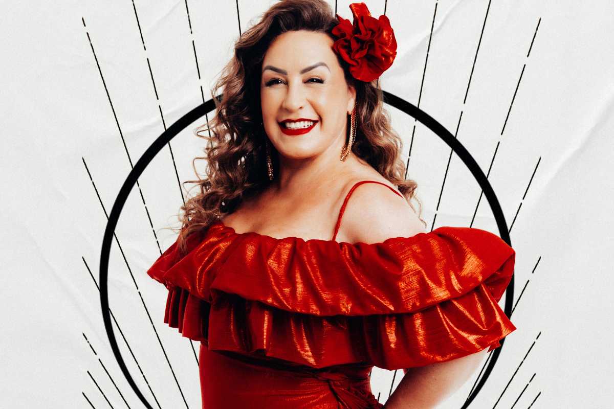 Gina Garcia posando estilosa de vermelho em Tributo a Gal Costa