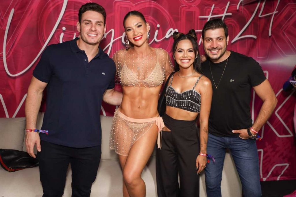 Virginia Fonseca posando com Gustavo Benedeti e Caio Afiune em festa Malvada Sunset