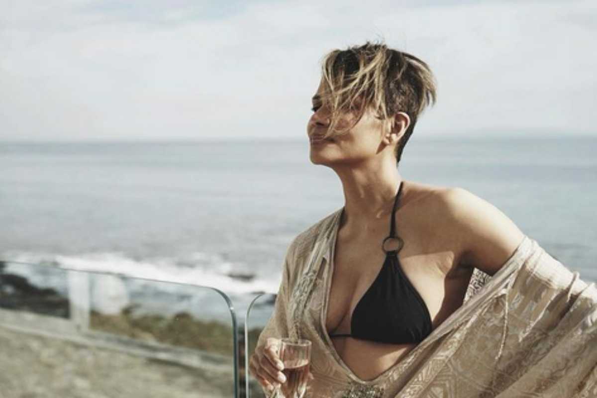 Halle Berry toma champanhe na praia