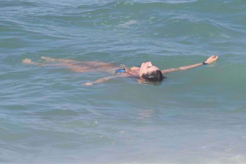 Jade Picon boia e aproveita a refrescância da água do mar