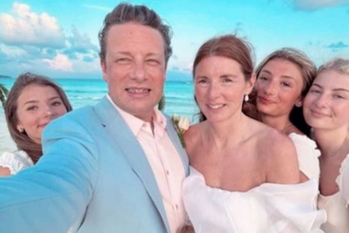 Jamie Oliver com a esposa e as filhas