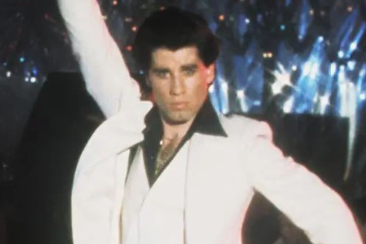 john travolta usando terno branco em os embalos de sábado à noite