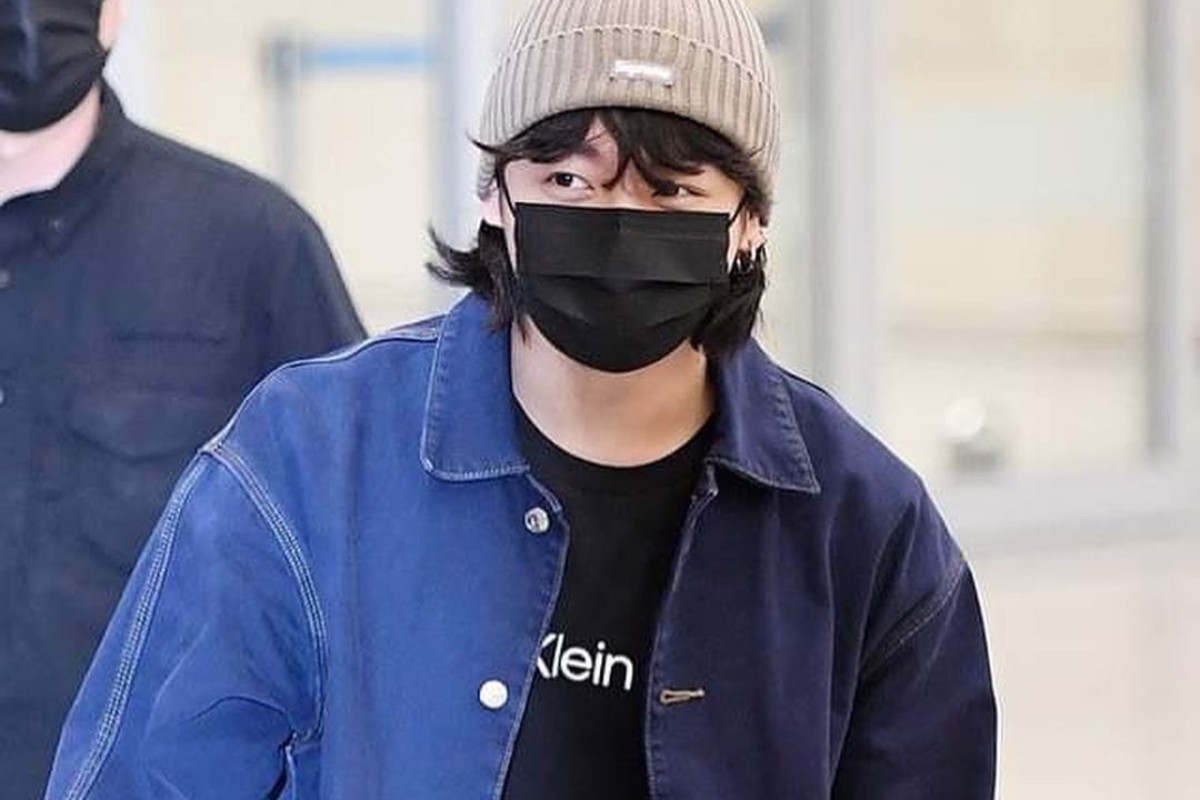 jungkook, do bts, desembarcando em aeroporto de máscara