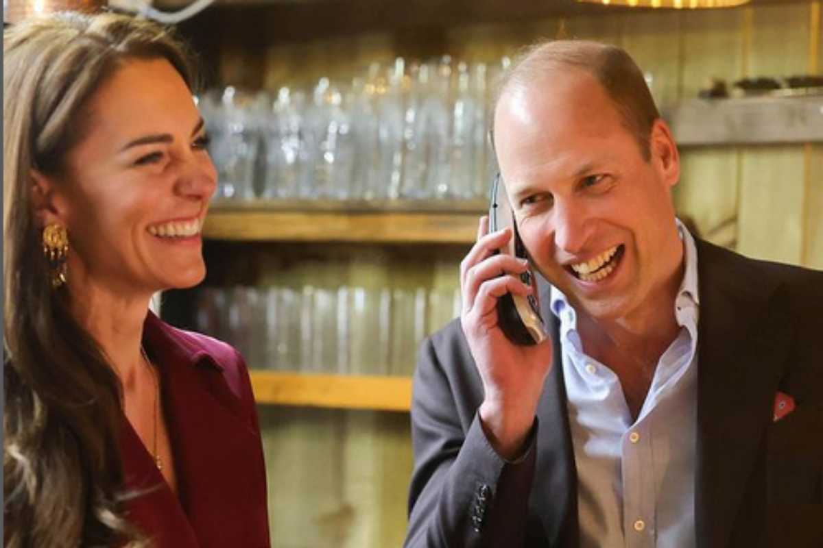 Kate Middleton e Príncipe William ao telefone