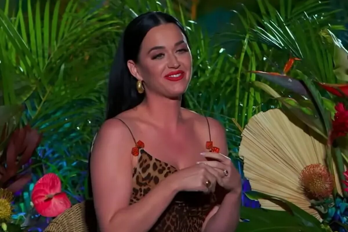 Katy Perry sentada