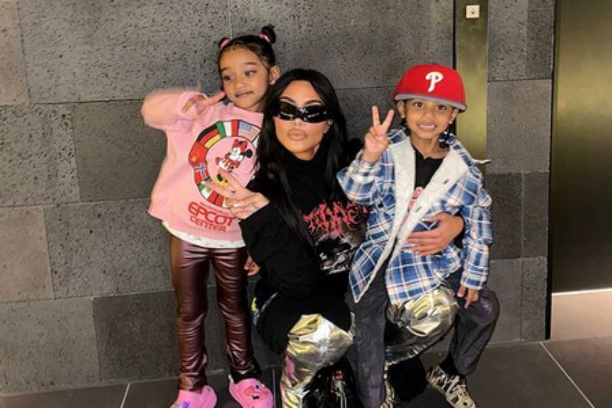 Kim Kardashian com os filhos Chicago e Psalm