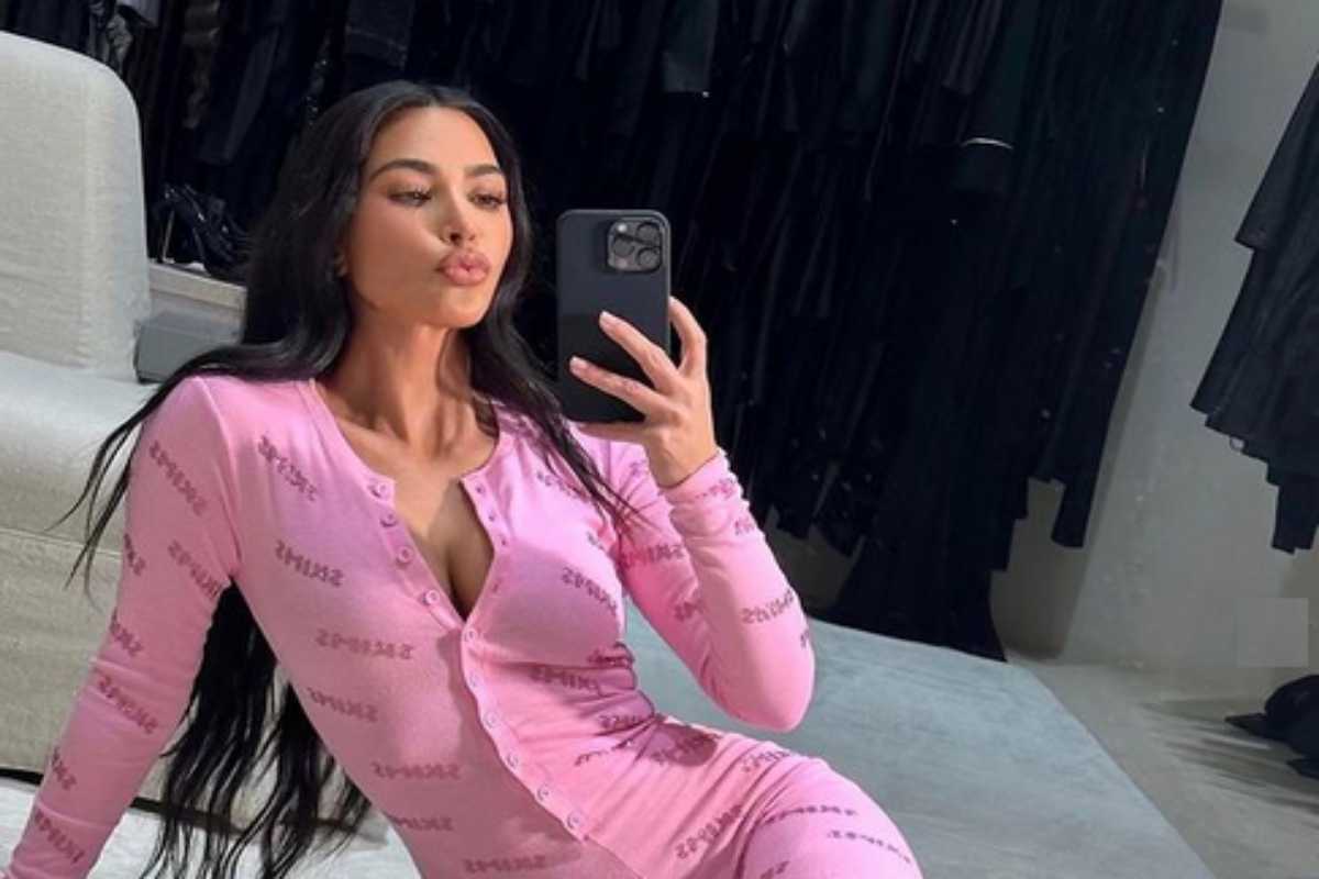 Kim Kardashian de pijama SKIMS