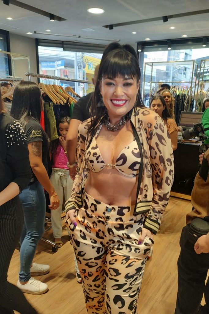 Milene Pavorô com look animal print exclusivo, da marca Pit Bull