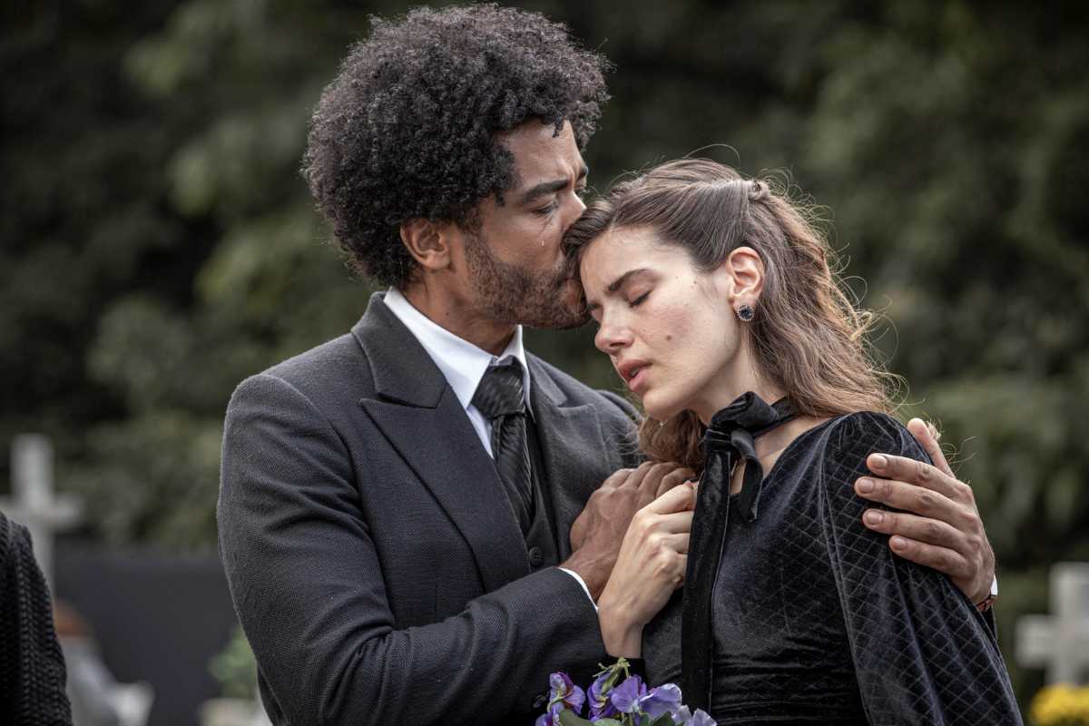 Orlando (Diogo Almeida) e Marê (Camila Queiroz) tristes em Amor Perfeito