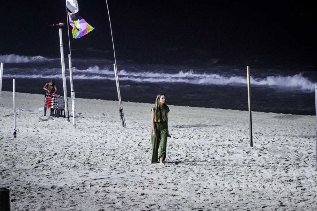 Patrícia Poeta passeando pensativa na praia