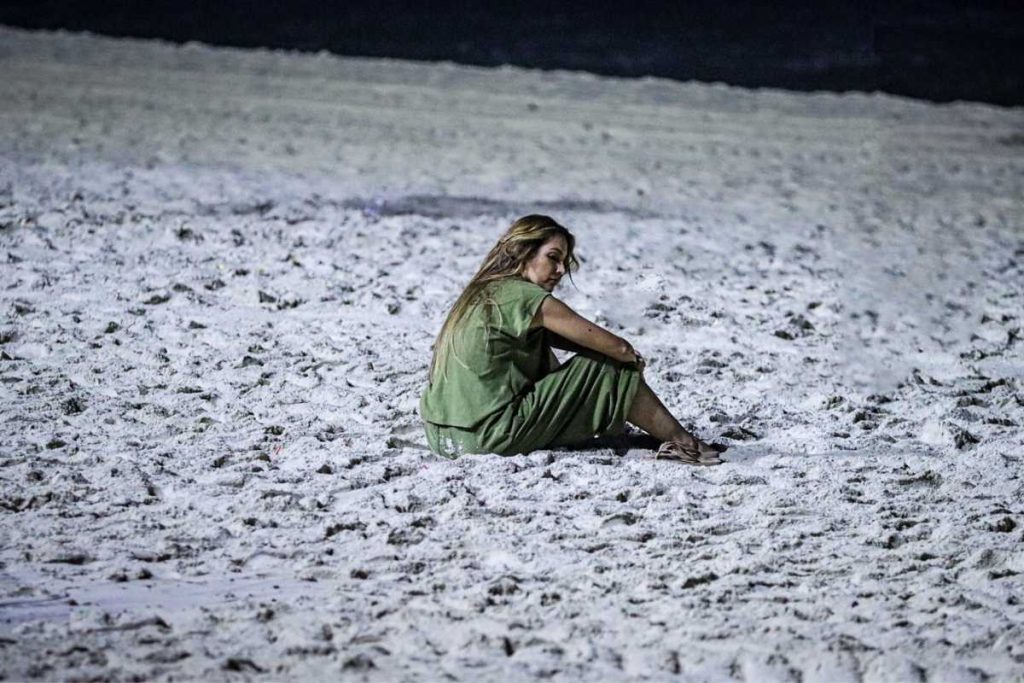 Patrícia Poeta passeando pensativa na praia