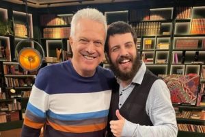 Pedro Bial e Diogo Defante abraçados