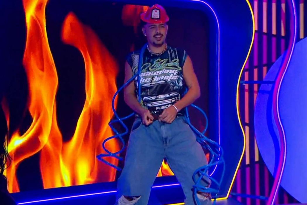 Pedro Sampaio faz strip-tease ao vivo no Multishow - OFuxico