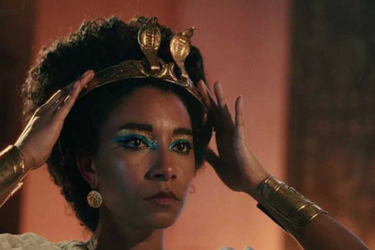 Adele James como Rainha Cleópatra, Netflix