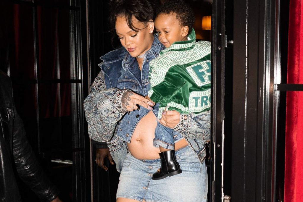 rihanna saindo de restaurante em apris com filho no colo