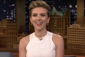 Scarlett Johansson sorrindo
