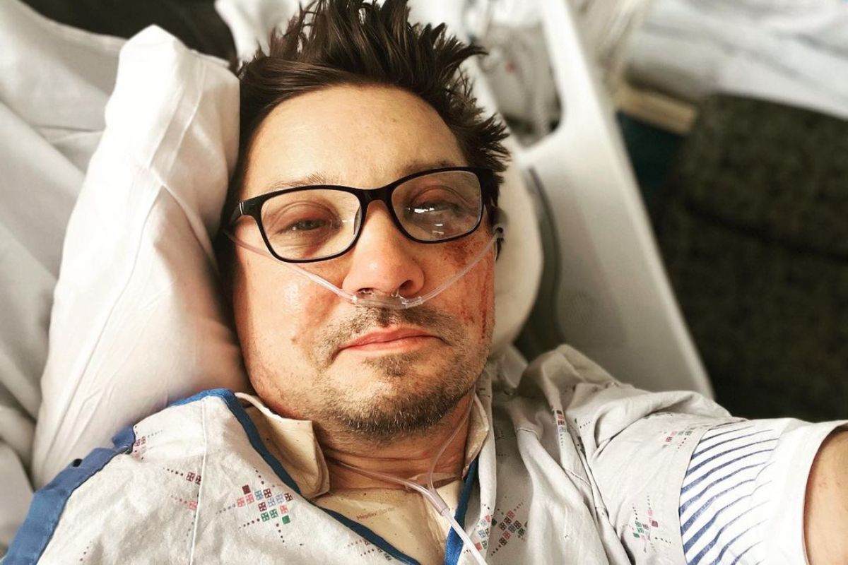 selfie de jeremy renner internado e machucado no hospital