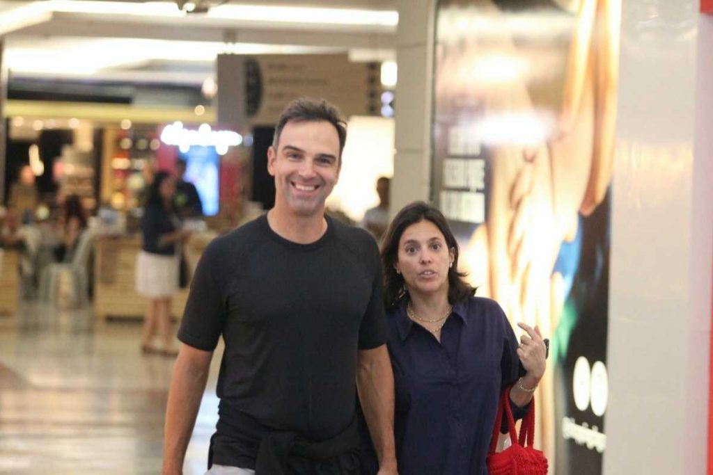 Tadeu Schmidt passeando com a esposa no Shopping após o BBB23