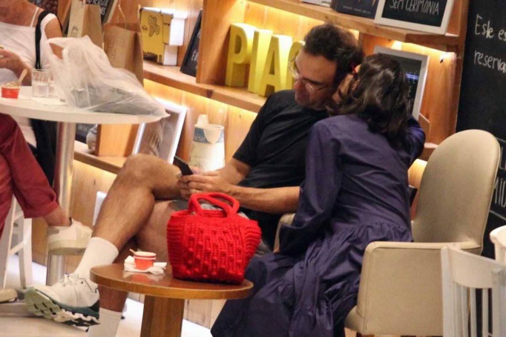 Tadeu Schmidt passeando com a esposa no Shopping após o BBB23