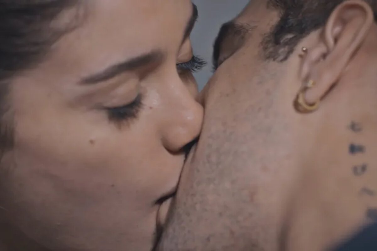Todas as Flores - Maira (Sophie Charlotte) Pablo (Caio Castro) beijando