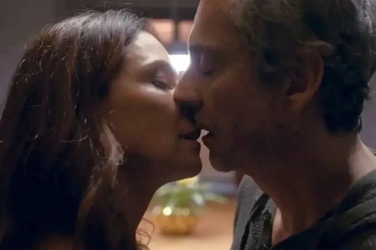 Travessia- Helô (Giovanna Antonelli) e Stenio (Alexandre Nero) se beijando