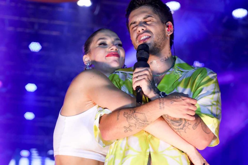 Virginia Fonseca e Zé Felipe abraçados em festa Malvada Sunset