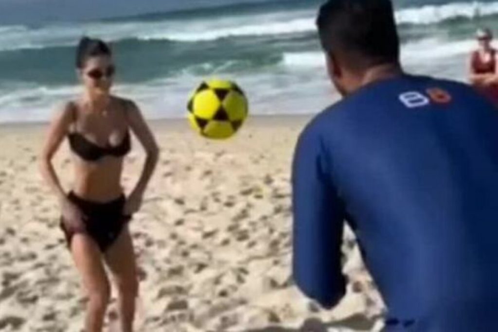 Vitória Strada jogando futvolei na praia 