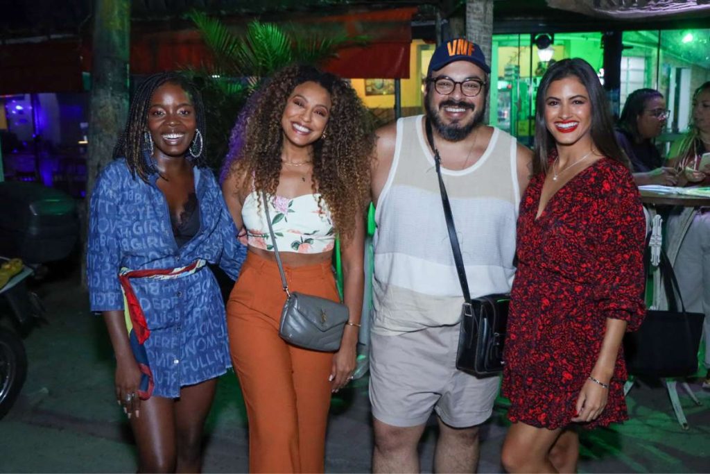 Elenco de "Vai na Fé" comemora 100º capítulo