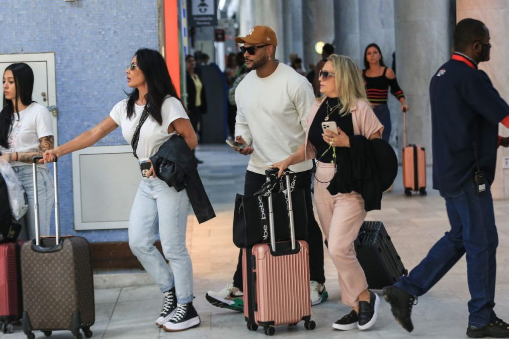 Tony Salles e Scheila Carvalho desembarcam no Rio de Janeiro