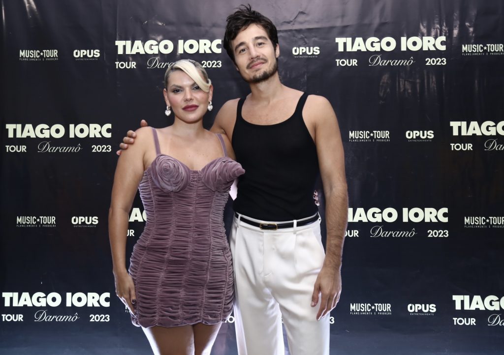 Tiago Iorc e Duda Beat em show