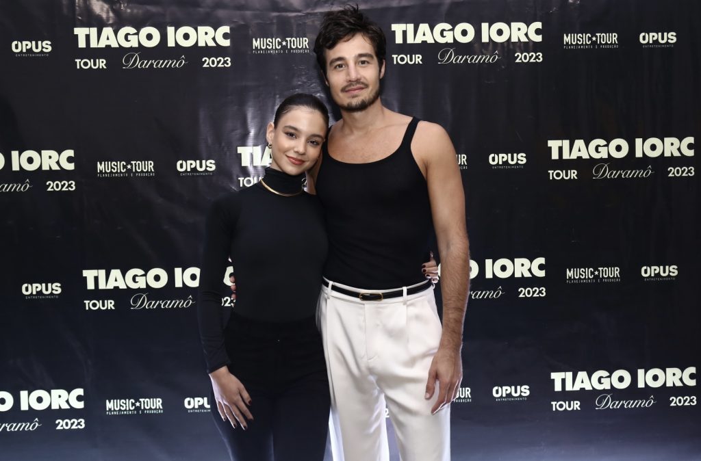 Tiago Iorc e Duda Rodrigues em show