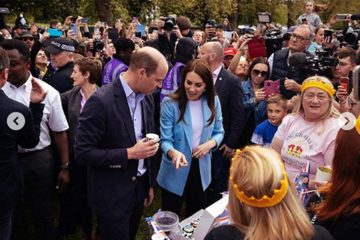 Príncipe William e Kate Middleton no meio da multidão londrina