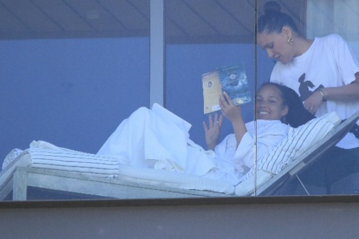 Alicia Keys curte tarde em varanda de hotel no Rio de Janeiro