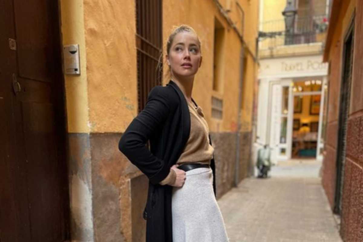 Amber Heard faz foto nas ruas de Madrid