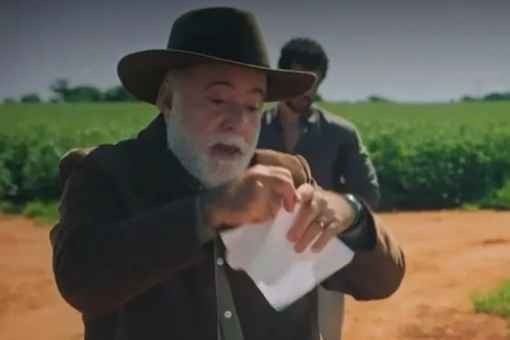 Antônio (Tony Ramos) rasgando intimação judicial em Terra e Paixão