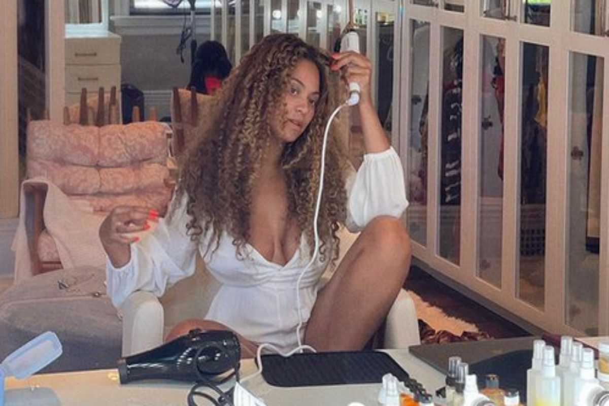 Beyoncé arrumando o cabelo