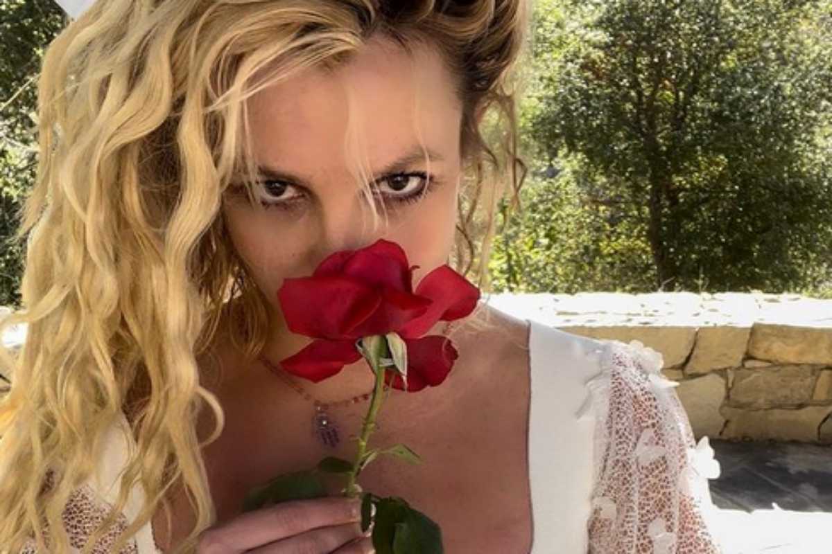 Britney Spears posa cheirando rosa vermelha